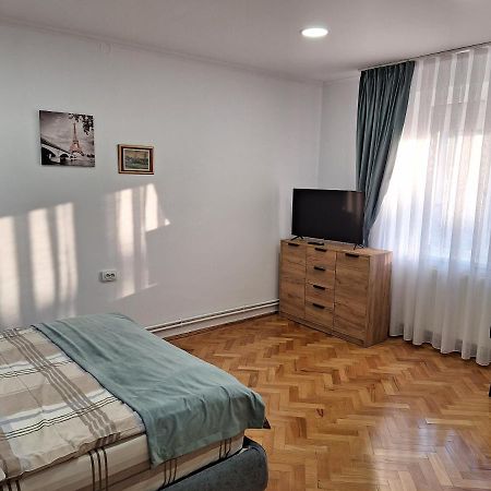 Black Eagle Central Unirii Square, 2 King Size Bedrooms, Free Private Parking Oradea Ngoại thất bức ảnh