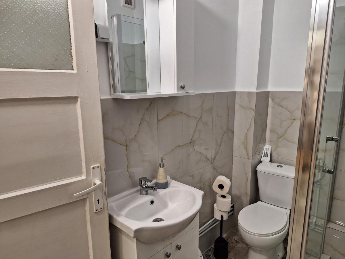 Black Eagle Central Unirii Square, 2 King Size Bedrooms, Free Private Parking Oradea Ngoại thất bức ảnh